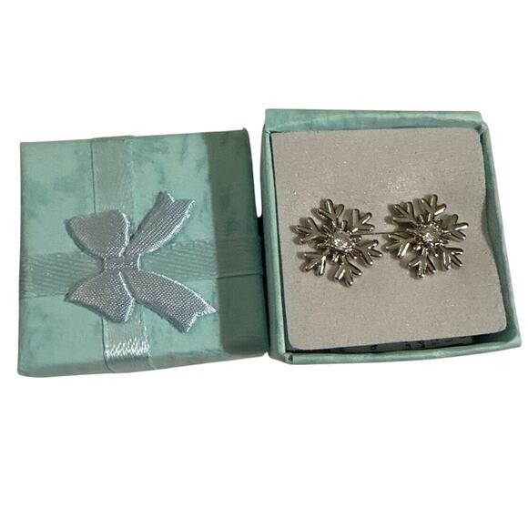 NWT Silvertone Snowflake Stud Earrings with Rhinestone Center  5/8 inches long - Picture 1 of 3